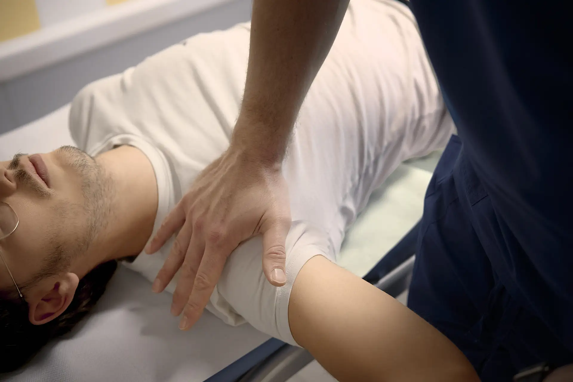 Il Dr. Filippo Tonelli esegue un test clinico sulla spalla di un paziente per la diagnosi di tendinite del capo lungo del bicipite.
