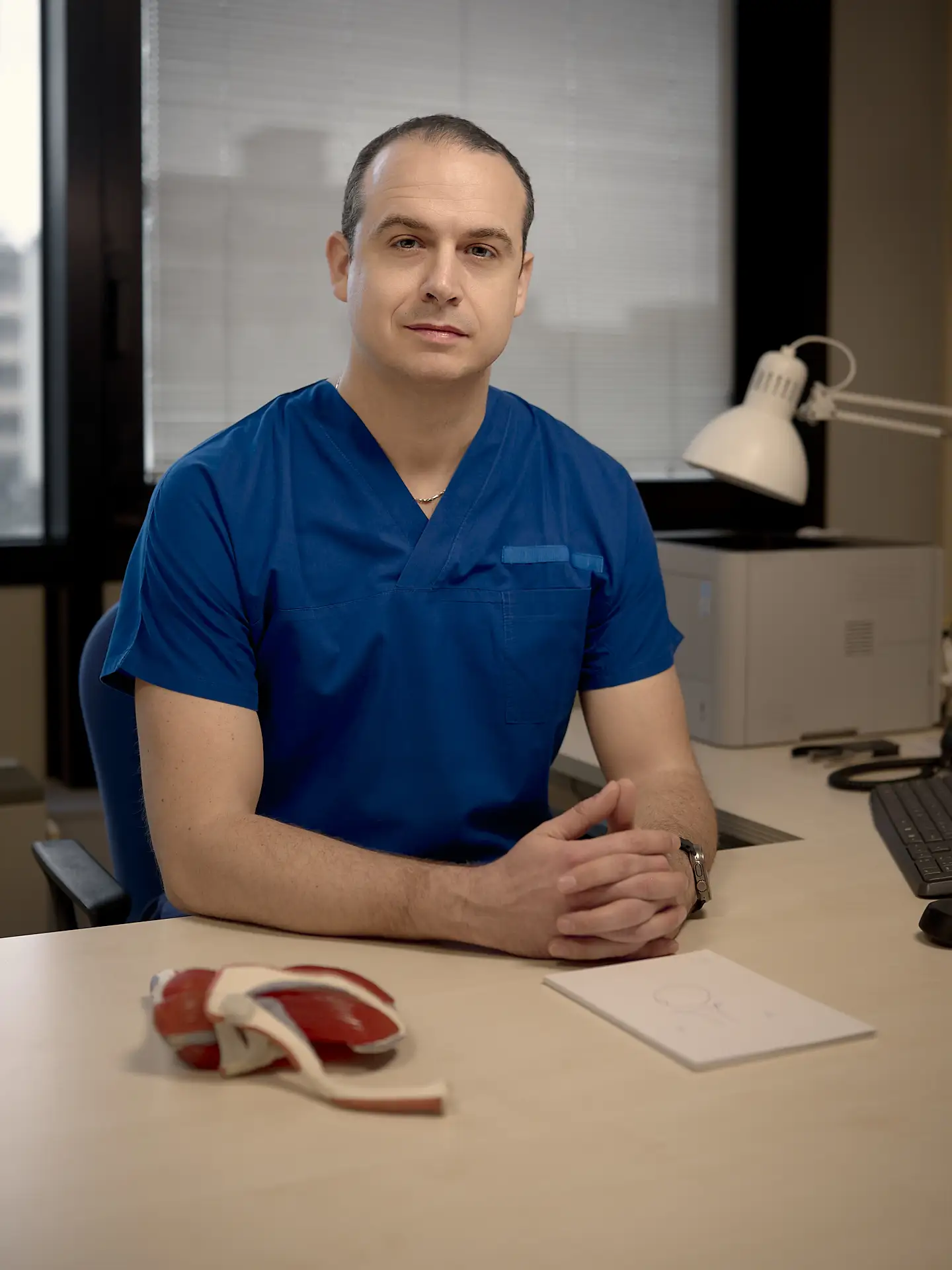 Ritratto professionale del Dr. Filippo Tonelli, specialista in ortopedia e traumatologia